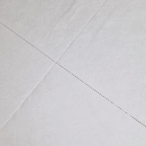 biała perforowana mata sorpcyjna olejowa hydrofobowa